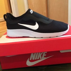 BRAND NEW black Nike Tanjun womens 9.5